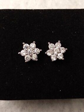 Brand New Beautiful White Cubic Zirconia Flower Pierced Earrings